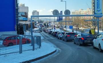 Parkovisko pri obchodnom centre MAX nezvládlo nápor áut, premávku brzdí odbočovanie vľavo na hlavnú cestu