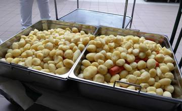 Štedrý deň trávi v službe aj personál žilinskej nemocnice, na večeru pripravia 100 kíl zemiakového šalátu