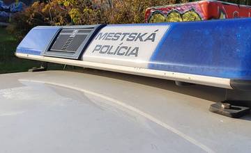 Agresívny muž sa pokúšal podpáliť žilinských mestských policajtov, dvoch polial benzínom