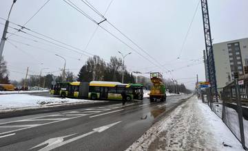 Porucha trakčného vedenia na sídlisku Vlčince obmedzila viaceré linky MHD, lano pretrhol prechádzajúci trolejbus