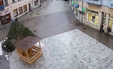 VIDEO: Silný vietor vyvrátil vianočný stromček na námestí v Ružomberku