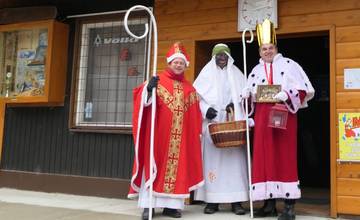 VIDEO: Do lyžiarskeho strediska Veľká Rača dnes zavítali Traja králi, návštevníkom rozdávali sladké darčeky