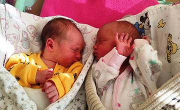 V žilinskej nemocnici sa narodili prvé tohtoročné dvojičky. Kristínka a Eliška majú rodičov z Porúbky