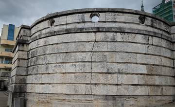 Mladá žena chcela skočiť zo žilinskej balustrády, mestskí policajti jej v tom zabránili