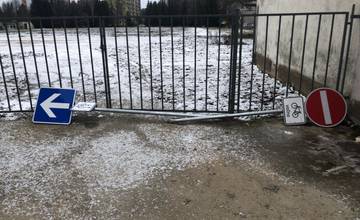Na sídlisku Hliny niekto odpílil nové dopravné značky, ktoré menia organizáciu dopravy