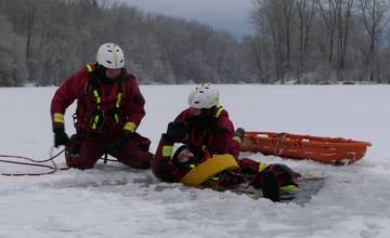 VIDEO: Hasiči nacvičovali záchranu osoby preborenej v ľade na prírodnom klzisku