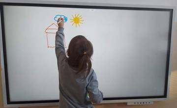 Predškoláci v Gbeľanoch majú novú techniku na výučbu: Interaktívna tabuľa vnesie do vzdelávania reálny svet