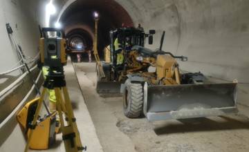 Prvé bloky podkladových vrstiev pod vozovku tuneli Višňové sú položené