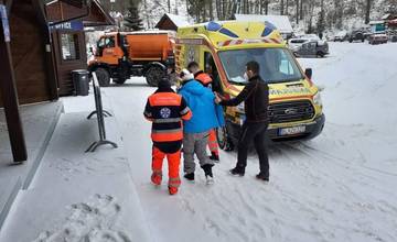 Záchranári z Kysuckých Beskýd pomáhali 51-ročnej žene, ktorá spadla zo schodov 