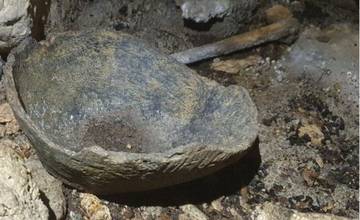 V jaskyni v Kvačanoch našli nádoby staré asi 5-tisíc rokov, ale aj ľudské a zvieracie pozostatky