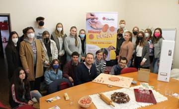 Gymnazisti z Kráľovnej Pokoja v Žiline vyrábali hlinené dukáty na pomoc ľuďom v núdzi