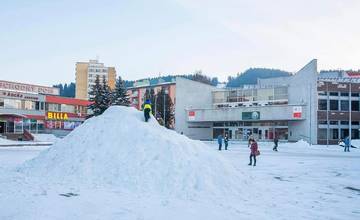 V centre Dolného Kubína vznikli kopce, na ktorých sa môžu deti sánkovať