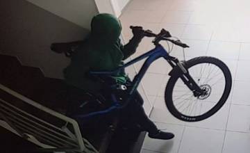 Na Solinkách sa maskovaný muž pokúsil ukradnúť bicykle, poznal aj polohu bezpečnostných kamier