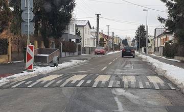 Na ulici Alexandra Rudnaya v Žiline pribudol nový spomaľovač, na ktorom je umiestnený priechod pre chodcov