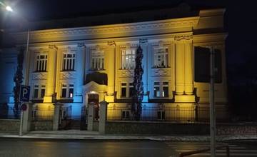 Budovu banky v centre Žiliny vysvietili pri príležitosti 25. výročia Rotary klubu v modro-žltých farbách