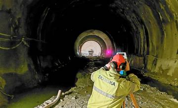 Na stavbe diaľničného tunela Višňové pracujú dve skupiny meračov, aktuálne dáta získavajú cez deň aj v noci