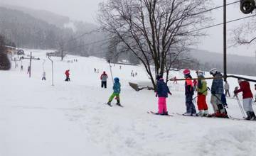 Vo Varíne spustia lyžiarske vleky aj tento víkend, lyžiarom budú k dispozícii dve zjazdovky