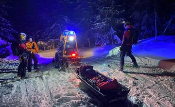 Vyčerpaná 18-ročná skialpinistka nedokázala pokračovať v ceste, záchranári ju museli transportovať na saniach