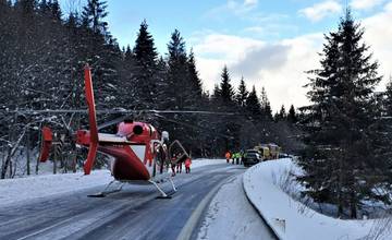 Pri čelnej zrážke áut na Orave zasahovali žilinskí leteckí záchranári, 23-ročný muž utrpel vážne zranenia