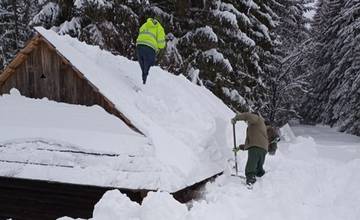 Snehová nádielka skomplikovala prístup k dreveniciam v Múzeu kysuckej dediny vo Vychylovke
