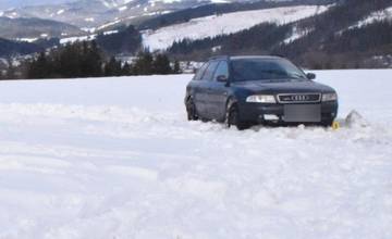 Vodič odmietol zastaviť policajtom a nabúral im do vozidla, počas úteku zapadol na lúke