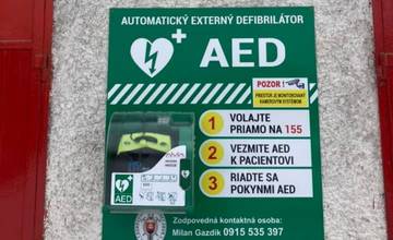 Dobrovoľní hasiči z Oškerdy získali vďaka zbierke automatický externý defibrilátor, umiestnený bude na zbrojnici