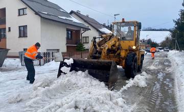 Sneh v Liptovskom Mikuláši už nemajú kde odhŕňať, pracovníci VPP ho preto odvážajú na Petrovičovo námestie