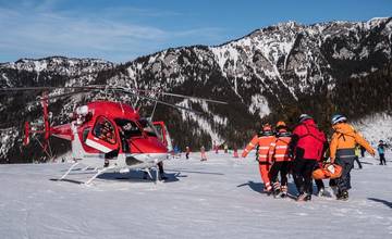 V Nízkych Tatrách zasahovali záchranári počas víkendu 44-krát, ošetrovanie prebiehalo aj priamo na svahu 