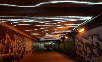 Blikajúca svetelná inštalácia v podchode na Rondli je pre ľudí rušivá a nepríjemná, autori ju odstránia