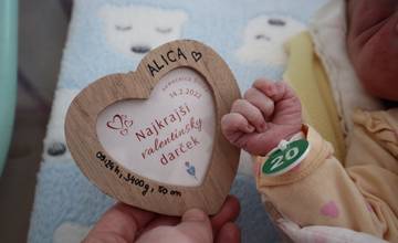 Valentínske novorodeniatka dostali od žilinskej nemocnice malé prekvapenie v podobe drevených srdiečok