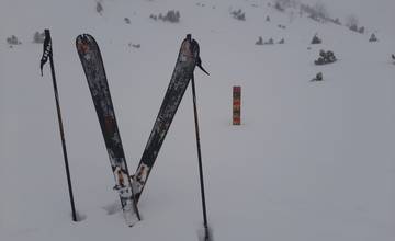 Horskí záchranári pomáhali lyžiarke zísť zo svahu, ktorá sa bála pustiť dolu