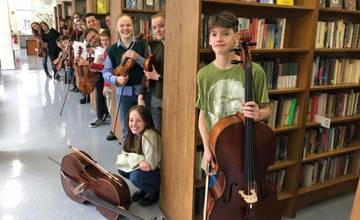 VIDEO: Mestskú knižnicu v Žiline navštívil detský sláčikový orchester žiakov ZUŠ L. Árvaya