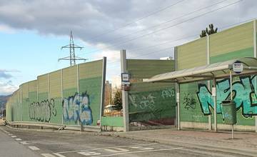 Protihluková stena a zábradlie na Rajeckej ceste sú dlhodobo poškodené, s riešením prichádzajú až teraz