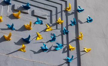 Gesto solidarity Považskej galérie umenia v Žiline: Budovu zdobia stovky modrých a žltých origami holubíc