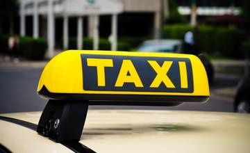 Kriminalisti zadržali 43-ročného muža a obvinili ho z vydierania, počas jazdy priložil taxikárke ku krku nôž