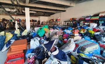 Zbierka materiálnej pomoci pre Ukrajincov v Žiline stále prebieha, vyzbierané veci sa rýchlo míňajú