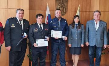 V Liptovskom Mikuláši odovzdali hasičom pamätnú plaketu za dobre zvládnutú situáciu pri požiari bytového domu