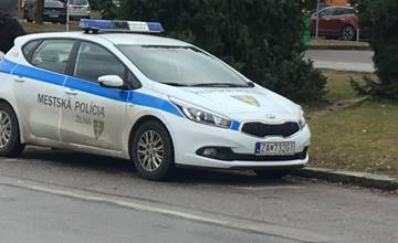 Pri základnej škole na sídlisku Solinky sa uspokojoval 46-ročný muž, mestská polícia ho zadržala