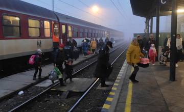 Z evakuačného vlaku z Košíc vystúpilo v Žiline približne 100 matiek s deťmi 