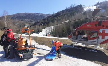 Len 16-ročná lyžiarka si vážne zranila hlavu vo Veľkej Rači, odviezol ju vrtuľník