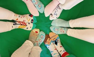 Ponožkovou výzvou si zamestnanci nemocníc v Žilinskom kraji pripomenuli svetový deň Downovho syndrómu