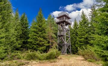 Vyhliadková veža  na vrchu Súšava je ideálny tip na nenáročnú turistiku s deťmi