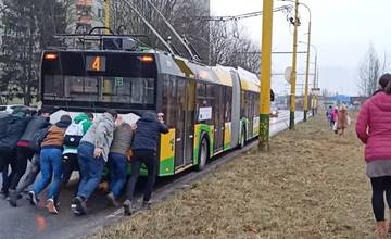 VIDEO: Cestujúci pomohli vodičovi MHD na sídlisku Solinky, nepojazdný kĺbový trolejbus odtlačili