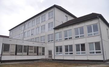 Na budove Spojenej školy v Turčianskych Tepliciach vymenili takmer 100 okien 