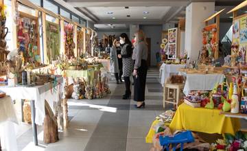 Na Úrade ŽSK bola otvorená veľkonočná výstava prác klientov sociálnych služieb 