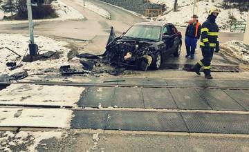 AKTUÁLNE: V obci Čierne na Kysuciach došlo ku zrážke vlaku a osobného auta. Pri nehode nebol nikto zranený