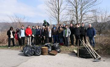 Viac ako 160 dobrovoľníkov čistilo okolie kaplnky na Hruštinách a Vodné dielo Žilina, akcia pokračuje v piatok