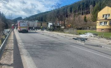 AKTUÁLNE: V obci Makov došlo k nehode kamióna, cesta druhej triedy je úplne neprejazdná