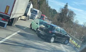 AKTUÁLNE: Pri Kysuckom Lieskovci došlo k zrážke dvoch osobných áut, začínajú sa tvoriť rozsiahle kolóny