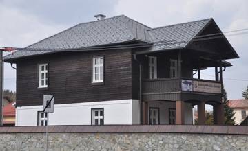 Rodný dom a zároveň Galéria Mikuláša Galandu má novú strechu, otvára výstavu Pre radosť malým i veľkým